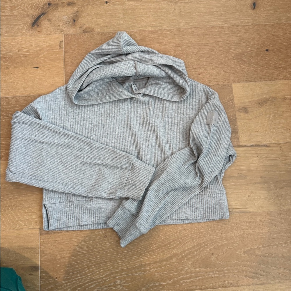 Alo yoga Cozy Crop Hooded Rib-Knit Sweater - Light Gray